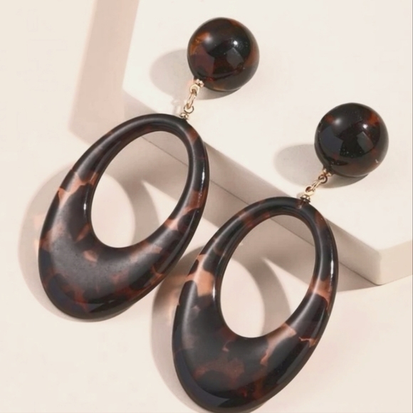 SALE$5. *or3/$10.* Brand New Tortoise Oval Earrings - Picture 2 of 4